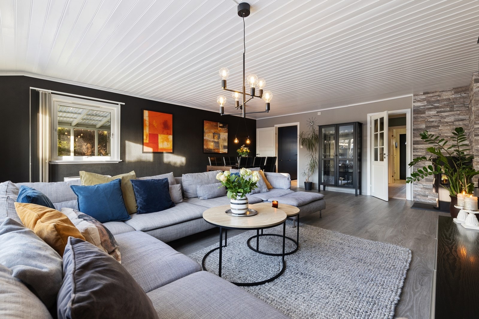 Boligen har en stor og lys stue i 1. etasje med god plass til alt man ønsker av møblement. Galleribilde