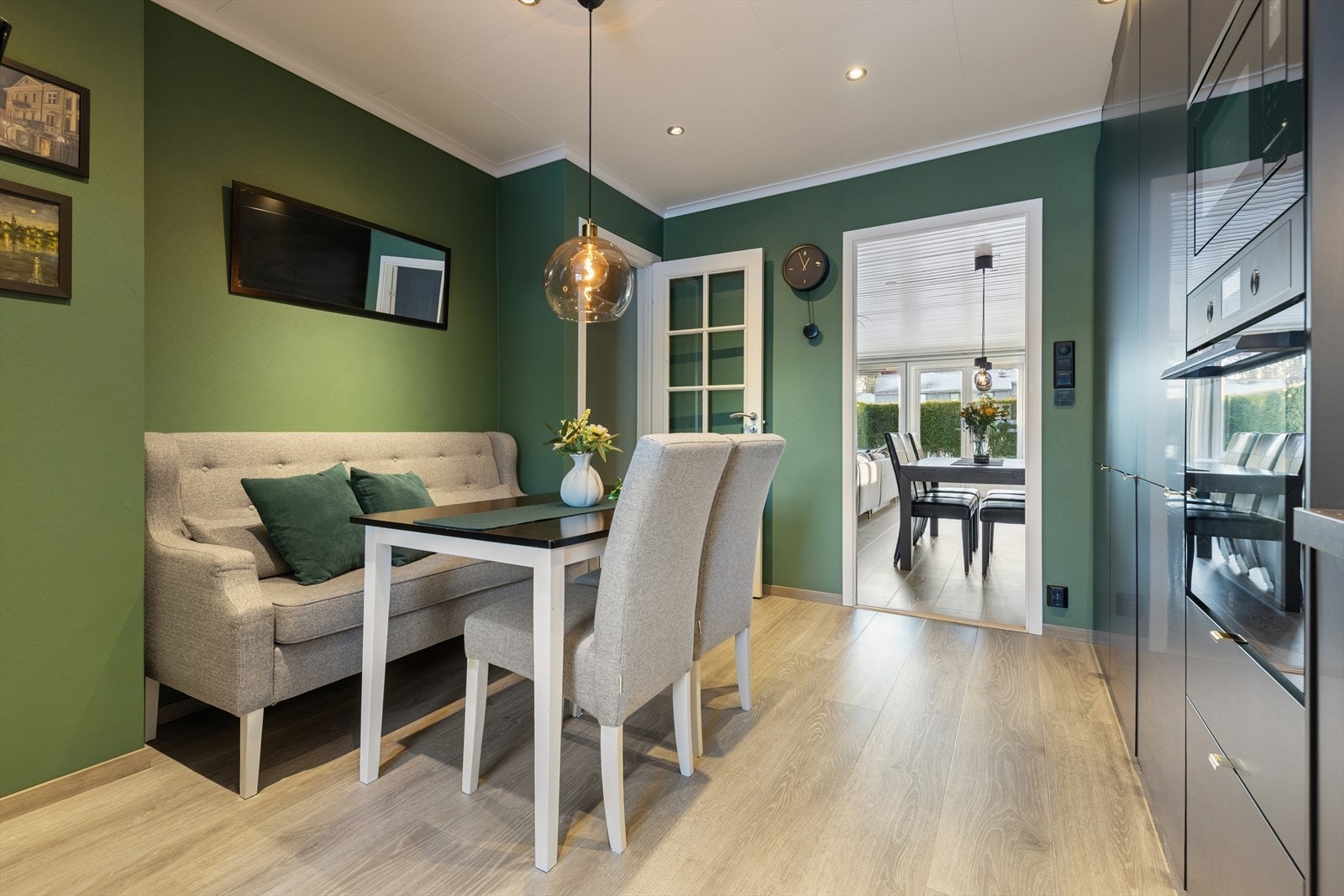 Kjøkkenet er utstyrt med integrert komfyr, kjøleskap, oppvaskmaskin og mikro. Vedr. hvitevarer se pkt. "løsøre og tilbehør" i salgsoppgaven. Galleribilde