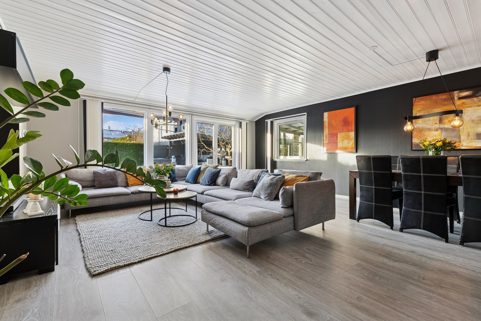 Stuen har godt med vinduoverflater som slipper inn rikelig med lys. Galleribilde