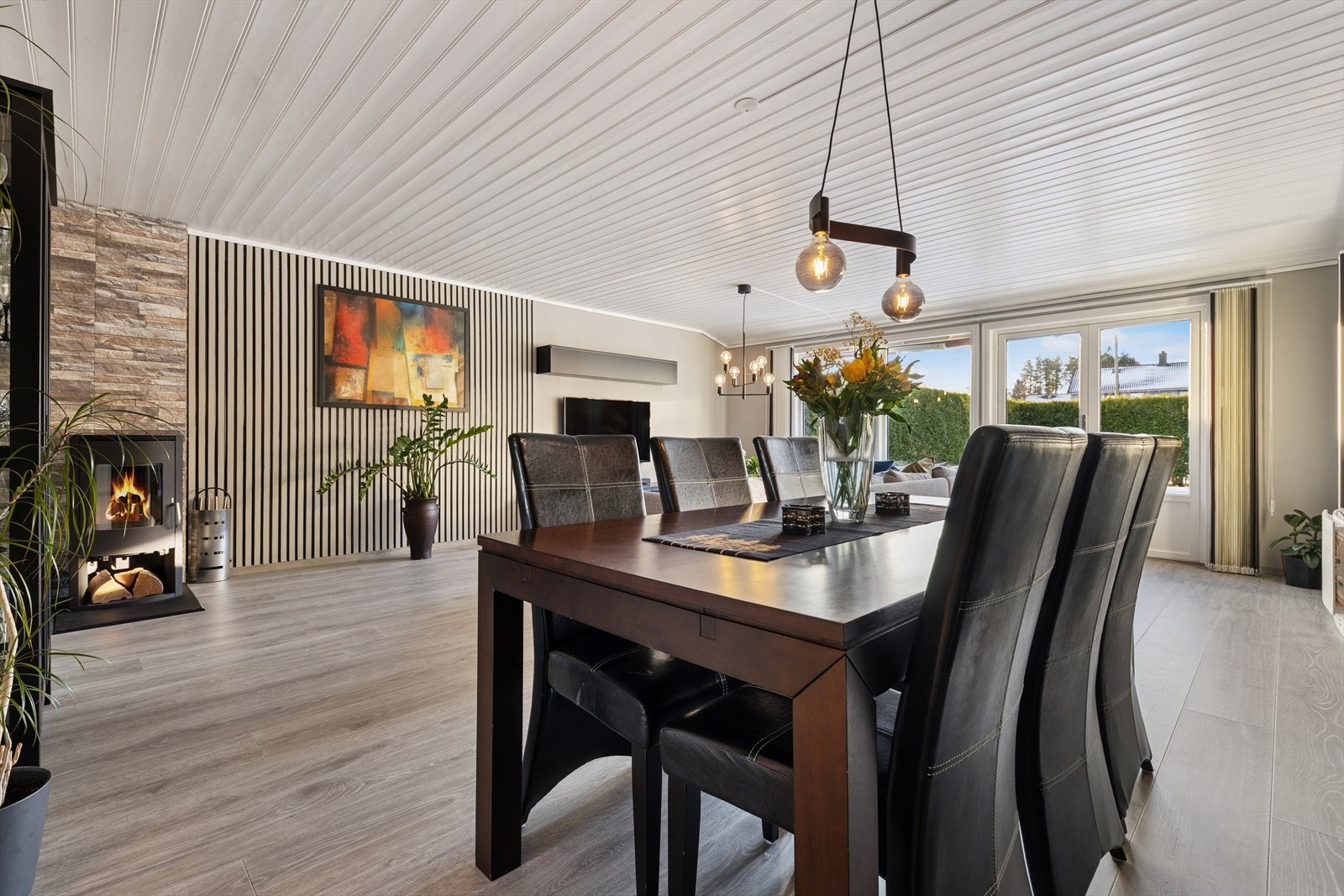 Spilevegg og pen brannmur gir rommet særpreg. Nytt gulv i stue, kjøkken og gang i 2023. Galleribilde