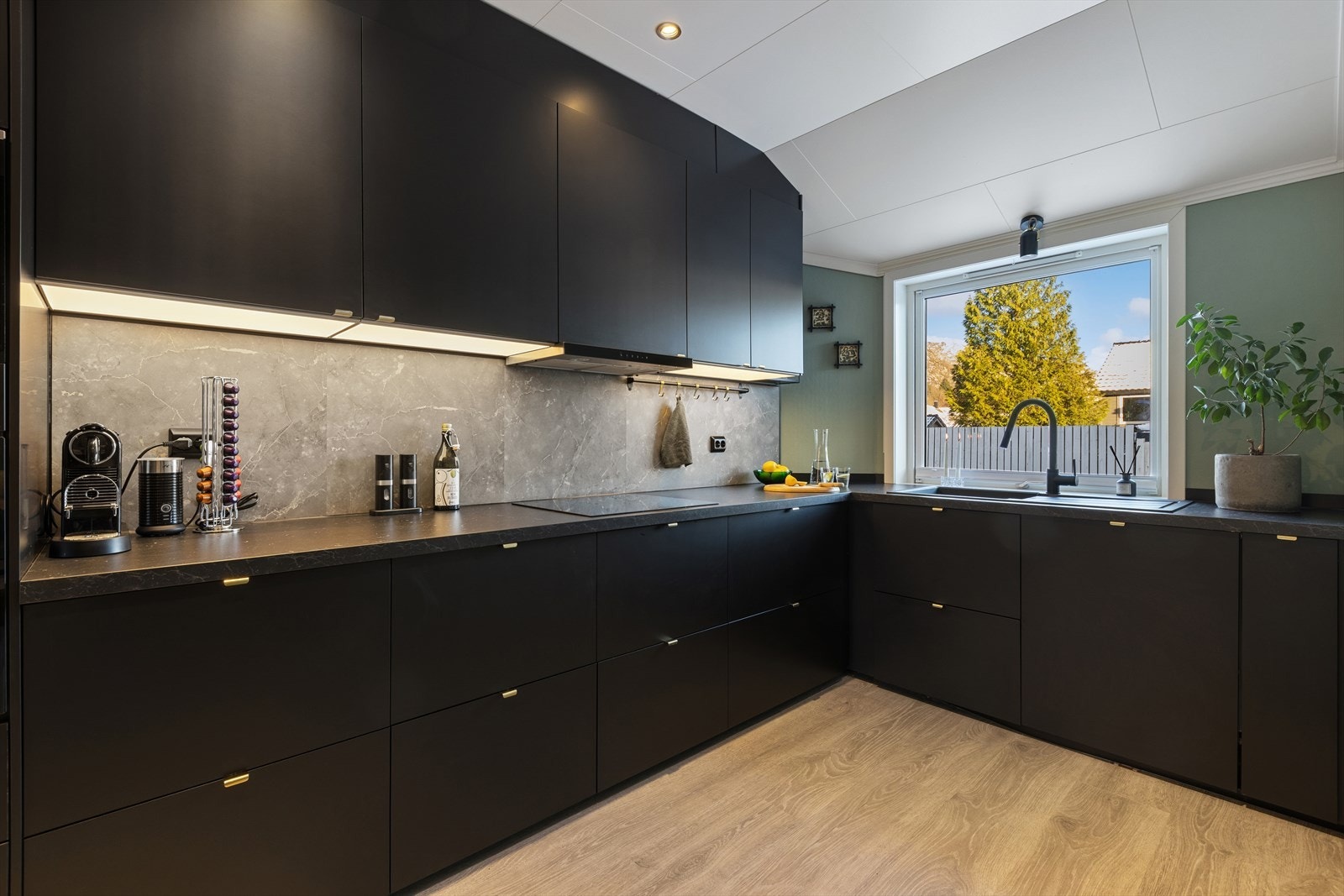 Stilfullt kjøkken fra 2023 med rikelig med skapplass. Galleribilde