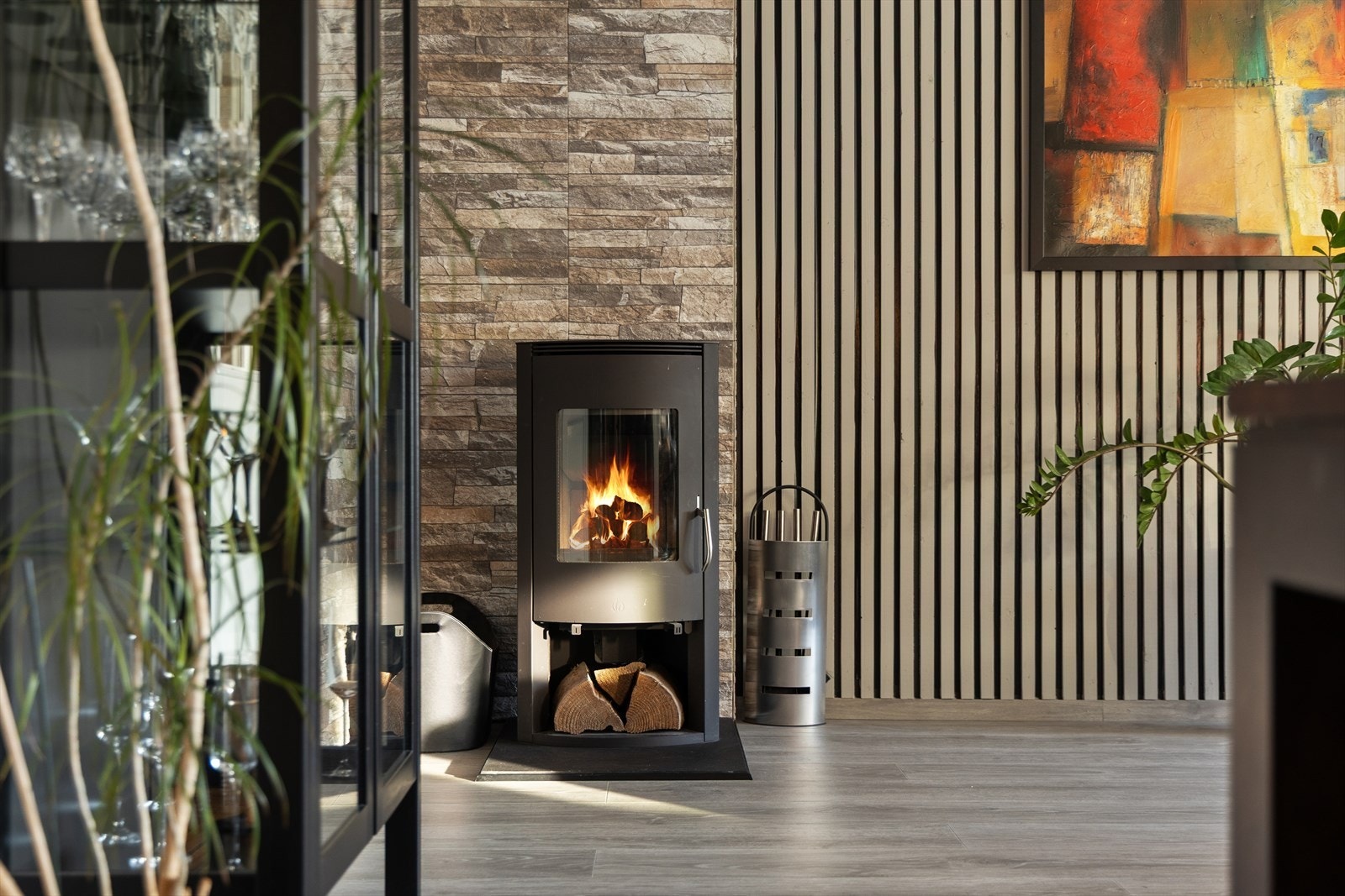 Det er videre montert en peisovn og varmepumpei rommet, som sørger for god og effektiv oppvarming på kjøligere dager. Galleribilde