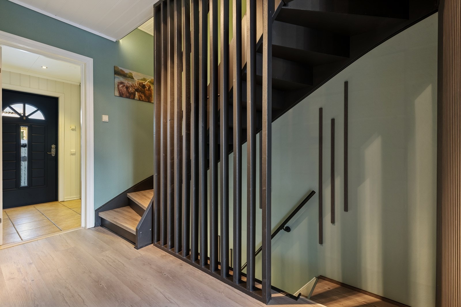 I gangen innenfor entrèen er det trappeadkomst til boligens øvrige etasjer. Galleribilde