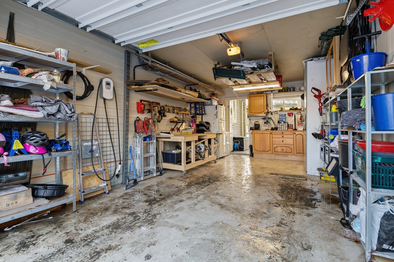 Tilbygd garasje (2005) med elbil-lader og elektrisk portåpner. Galleribilde