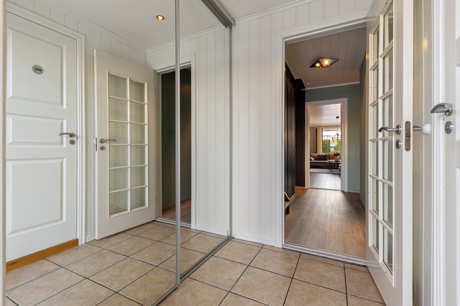 Entrè med praktisk skyvedørsgarderobe, gjør det enklere å holde det ryddig. Speilfrontene skaper en ekstra god romfølelse. Flislagt gulv med elektriske varmekabler. Galleribilde