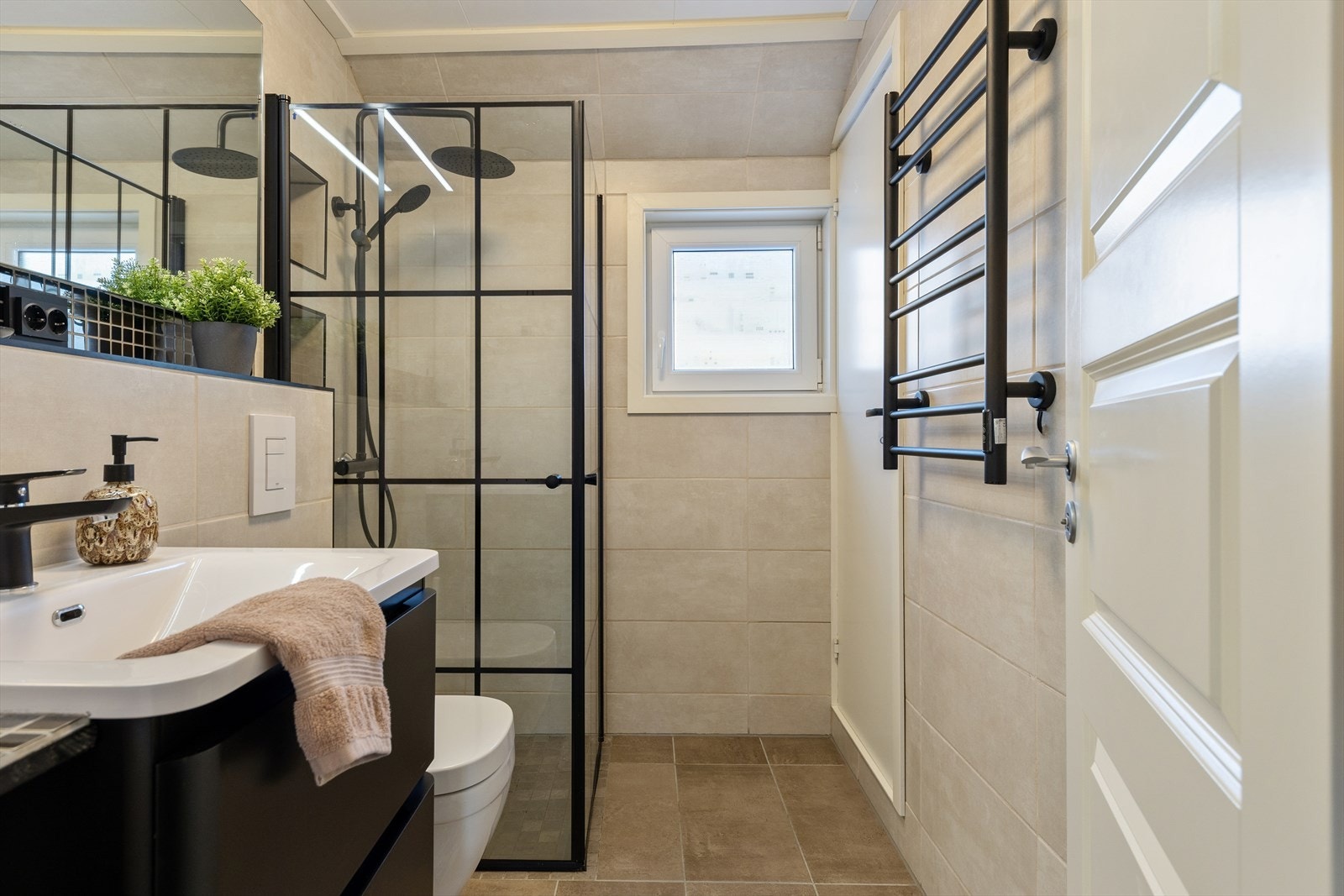 Badet i 2. etasje ble oppgradert i 2020. Servantinnredning, dusjhjørne m/glassdører og veggmontert toalett. Flislagt gulv m/varmekabler og fliser på veggene. Galleribilde