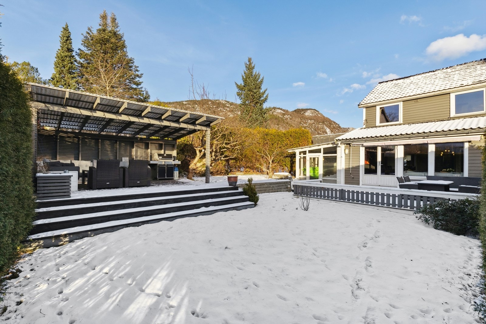 Solrik og sørvestvendt hage med lun terrasse og en flott uteplass fra 2018. Galleribilde