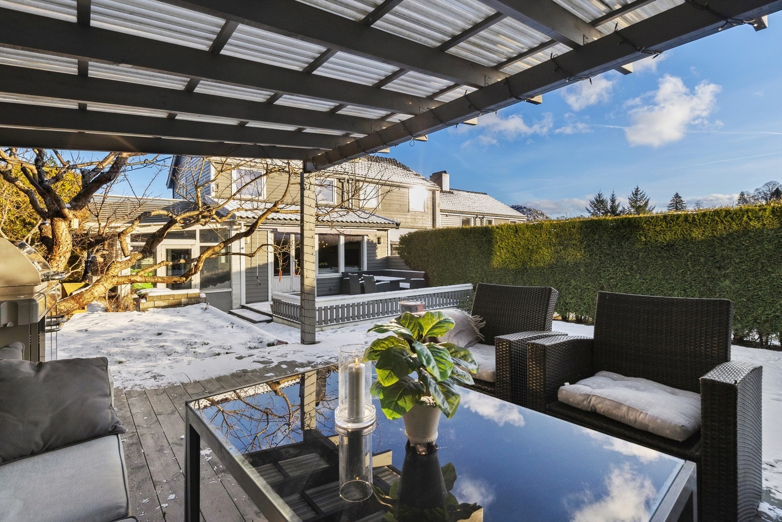 Det foreligger ingen dokumentasjon på at utvidelse av terrasse samt terrasse i hagen m/takoverbygg, er søkt om - se pkt. ferdigattest i salgsoppgaven for nærmere informasjon. Galleribilde