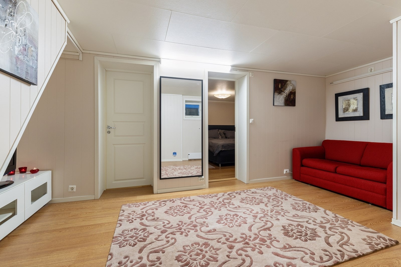 Romslig gang/stue i kjelleren. Kjelleren har også direkte adkomst utenifra via entrè. Galleribilde