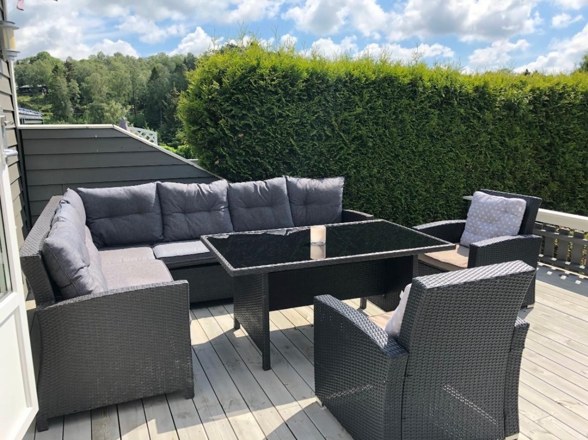 Levegg og tujahekk gjør uteplassen svært usjenert. Bilde tatt av selger. Galleribilde