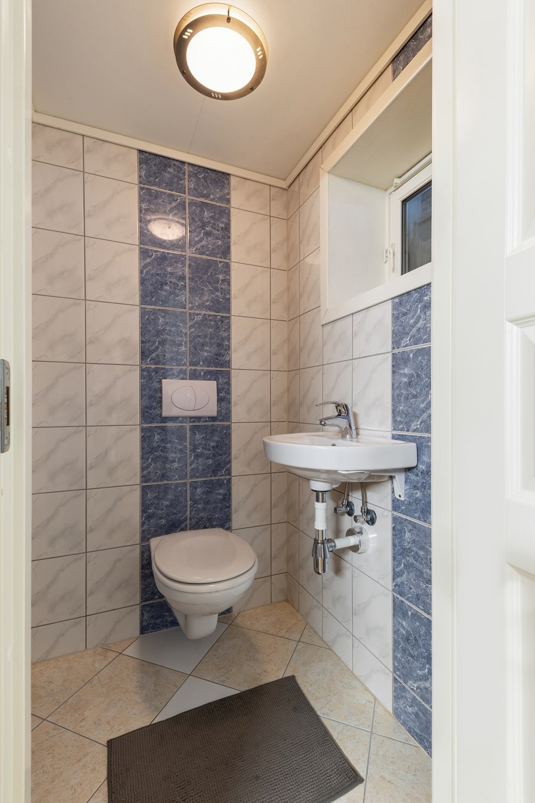 I kjelleren er det også et separat toalettrom fra 2008 (ikke omsøkt/godkjent - se pkt. ferdigattest for nærmere informasjon) Galleribilde