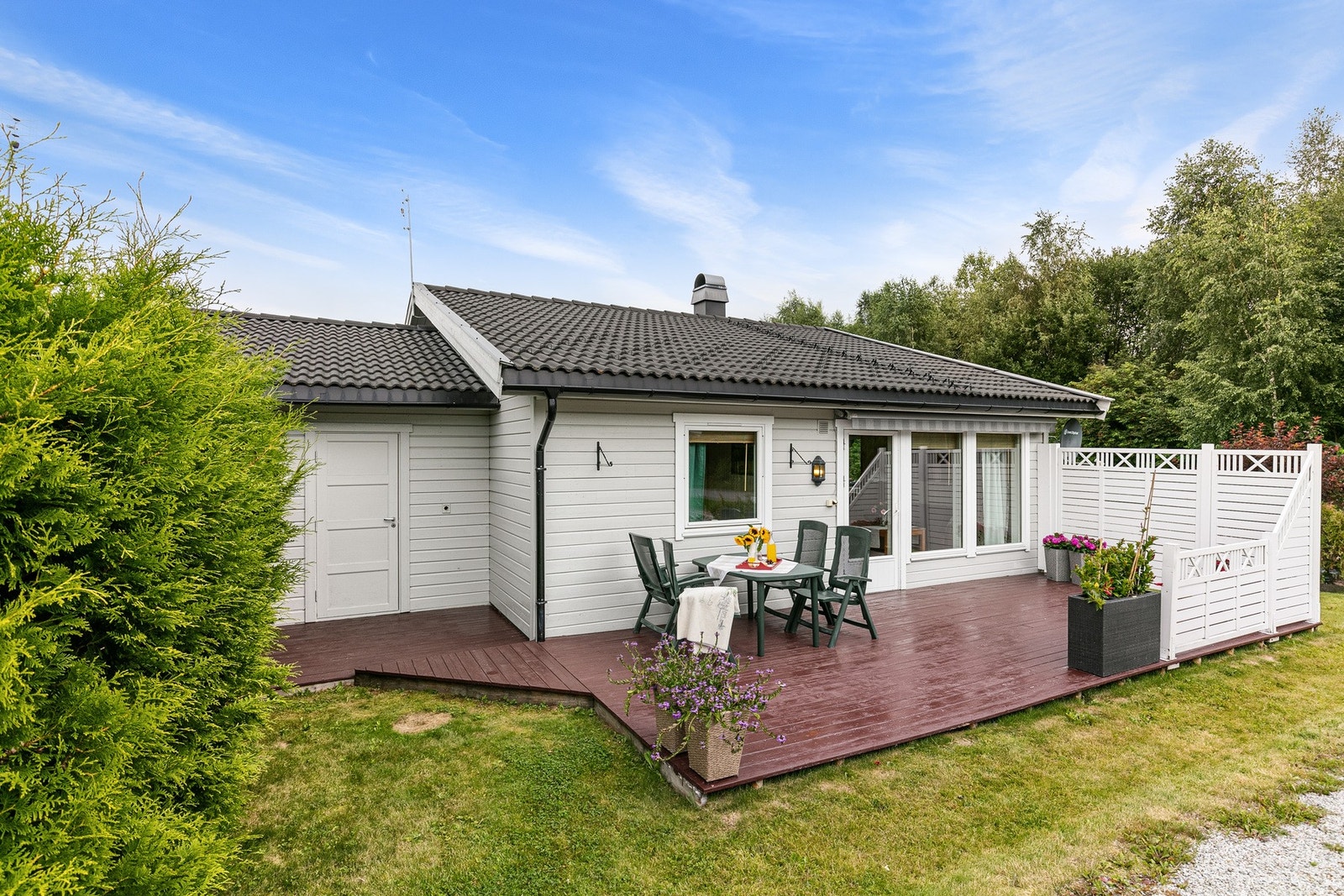 Det gjøres oppmerksom på at bildene av plattingen er fra 2021. Selger opplyser at plattingen er i dårligere stand enn den fremstår på bildene. Galleribilde