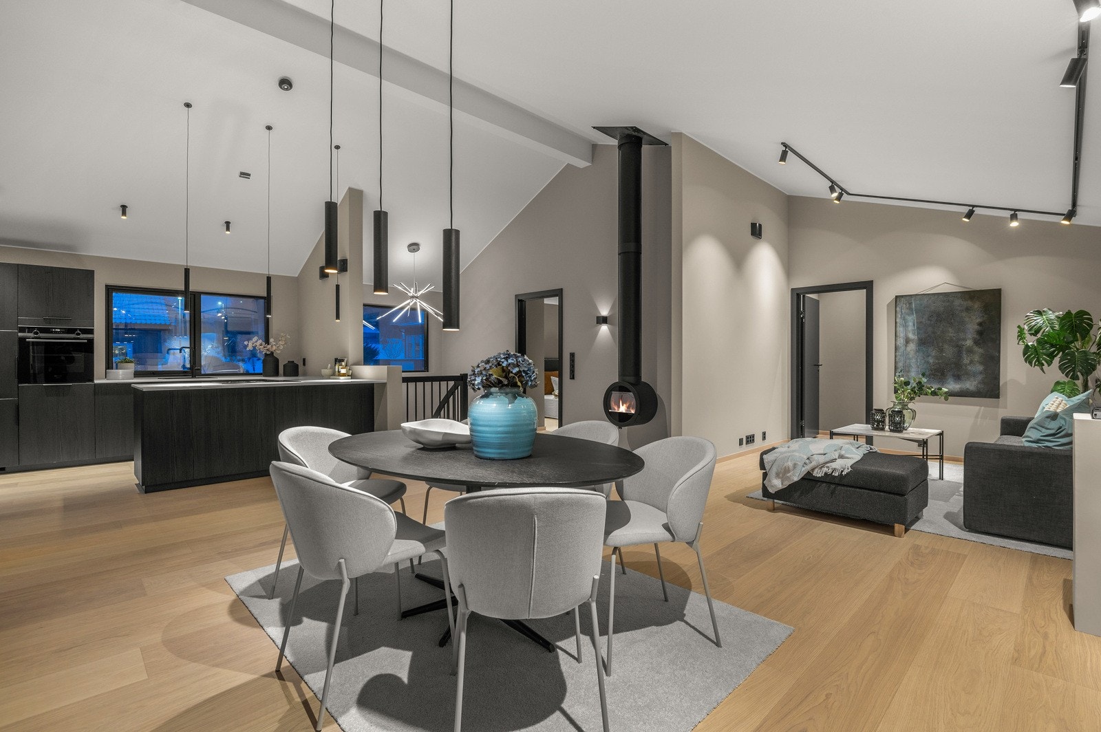 Stuen og kjøkken ligger i en åpen løsning som utgjør ca. 57kvm til sammen. Dette gir deg god plass til møblering. Galleribilde