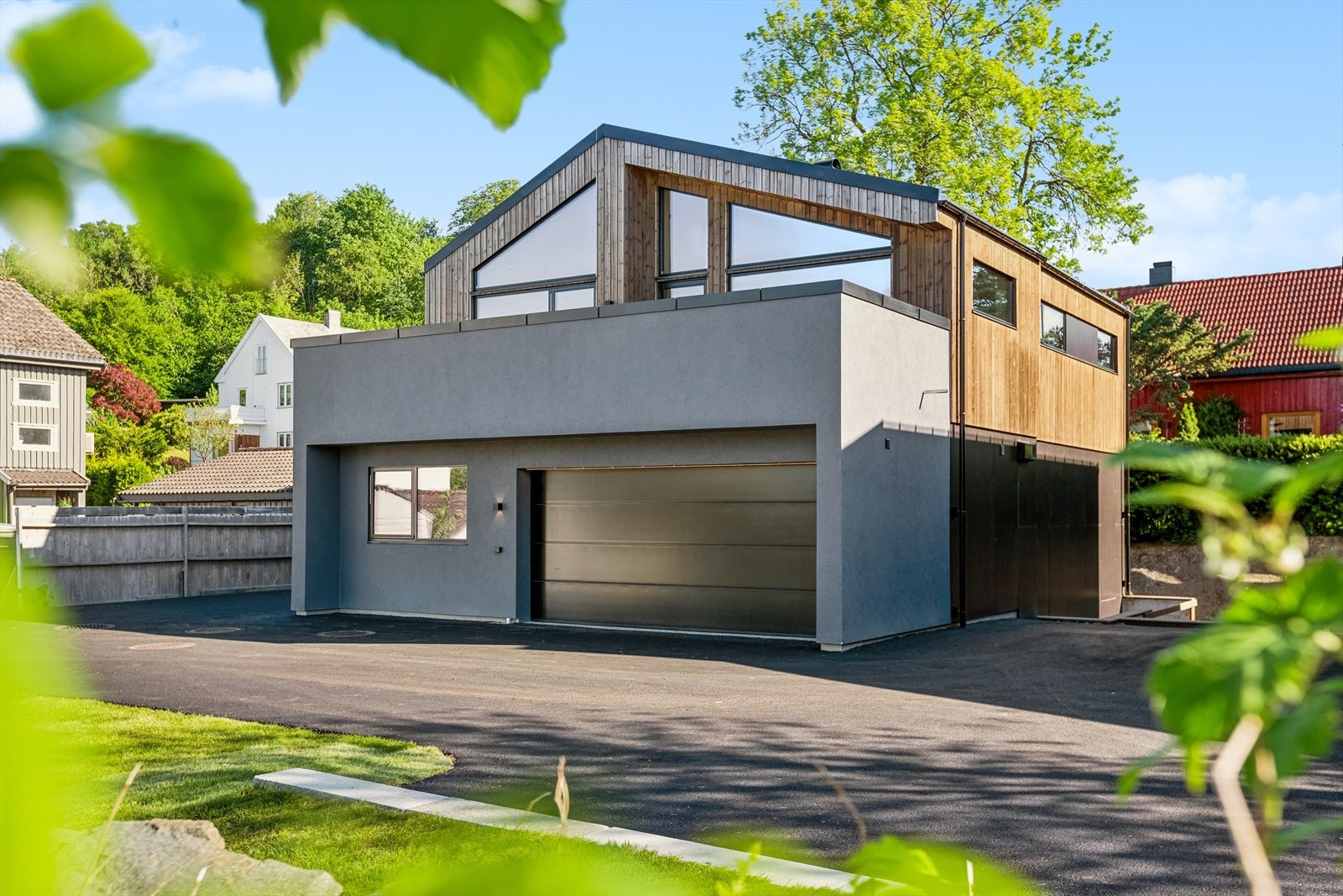 Romslig gårdsplass og god plass i dobbelgarasjen. Galleribilde