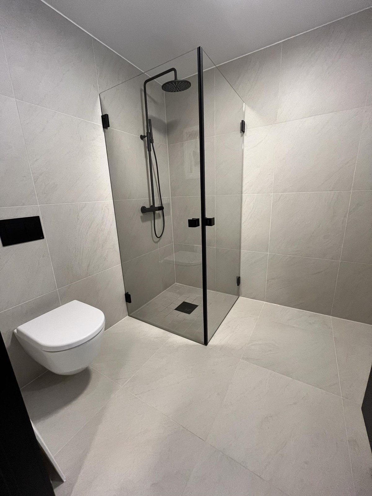 Kjelleren er innredet med bad, kjøkken og stue. Kjeller er pr. i dag ikke godkjent for varig opphold. Galleribilde