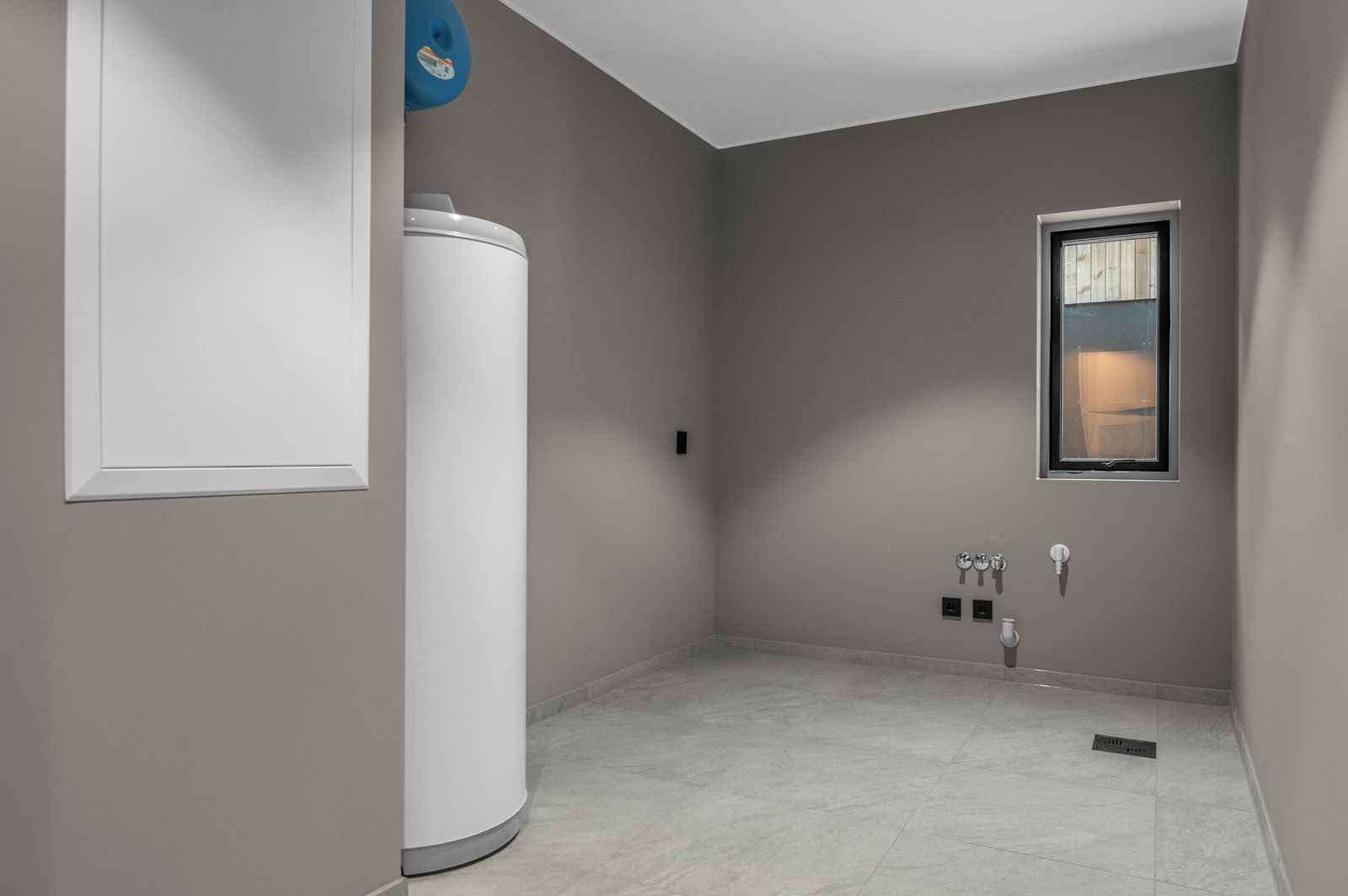 Stort vaskerom i 1.etasje på ca. 9,5 kvm. Her har du også tilgang fra garasjen. Galleribilde