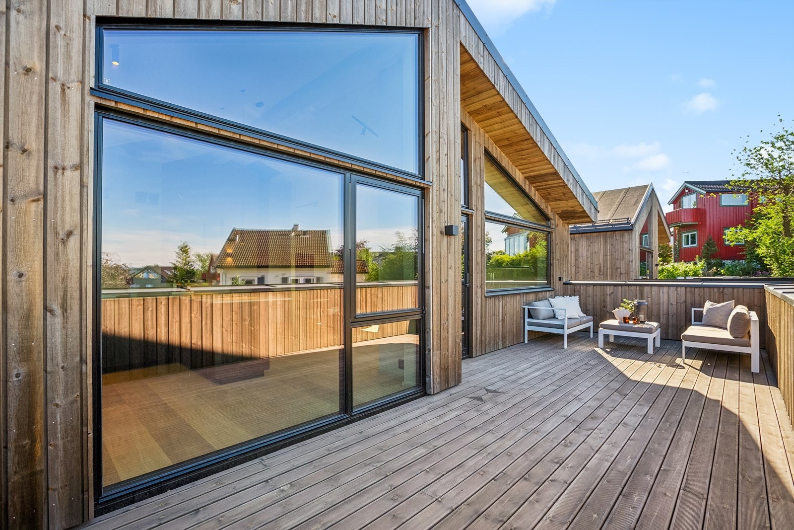 Fra stuen er det utgang til en terrasse på ca. 26 kvm. Her har du lang solgang og flott utsikt. Galleribilde