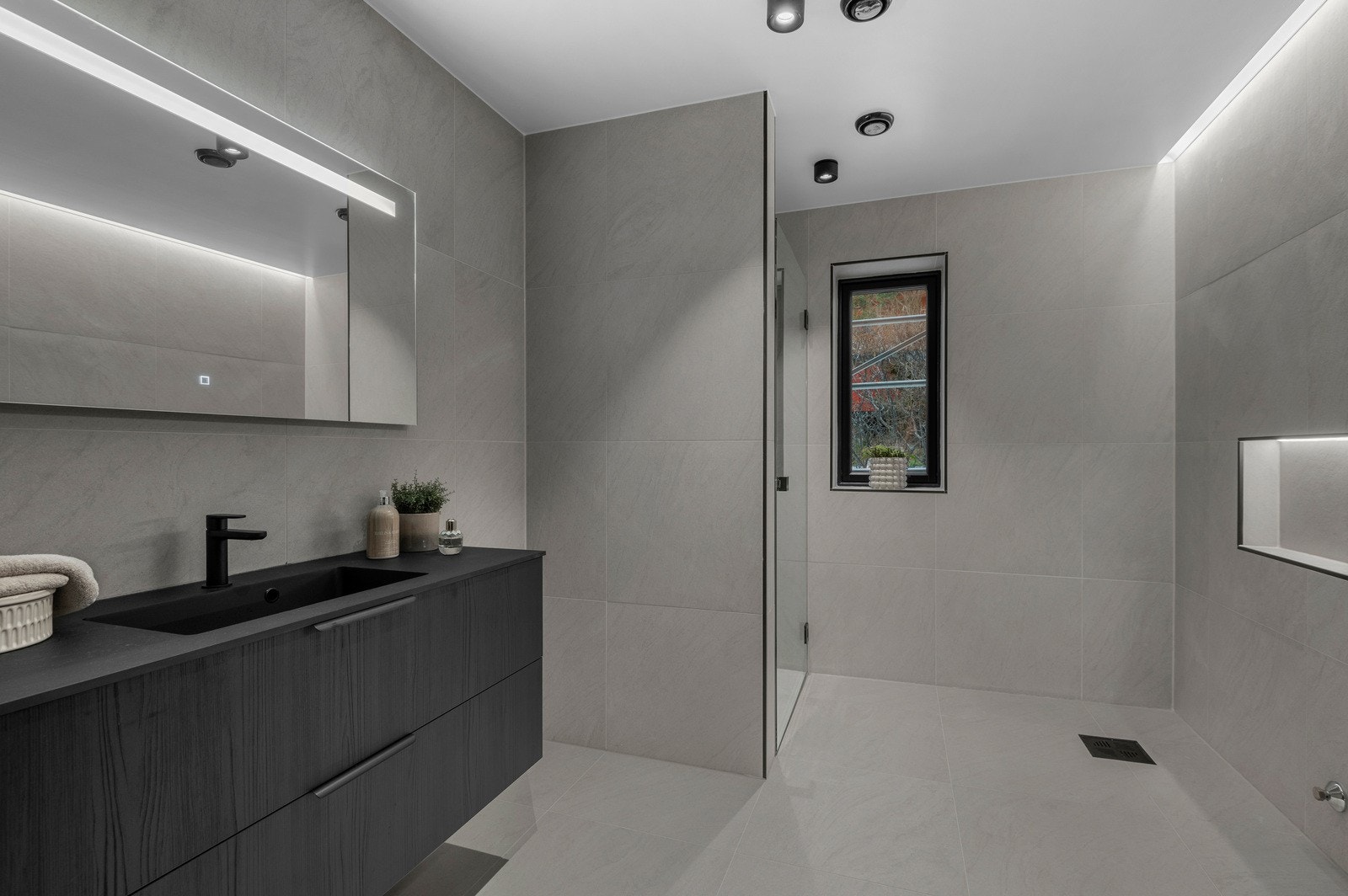 Lekkert flislagt bad i 1. etasje. Galleribilde