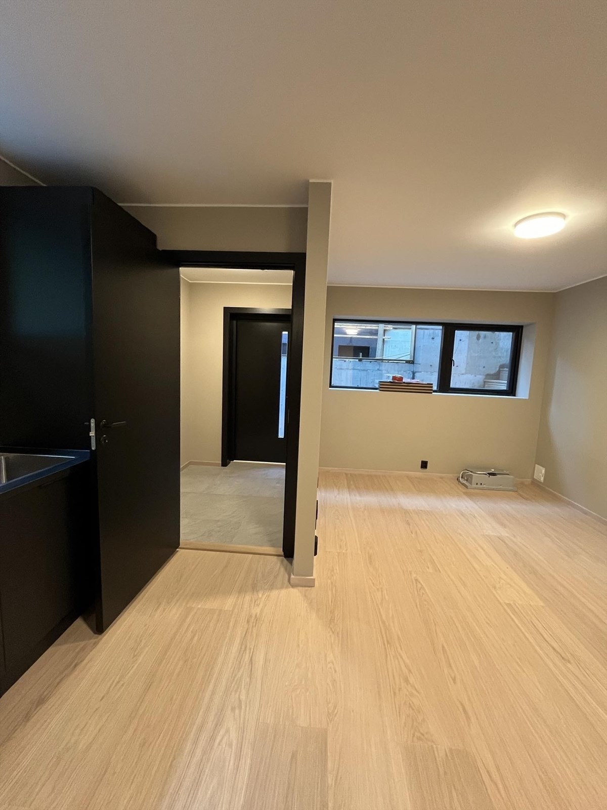 Kjelleren har adkomst fra hoveddelen, men også egen adkomst utenfra. Galleribilde