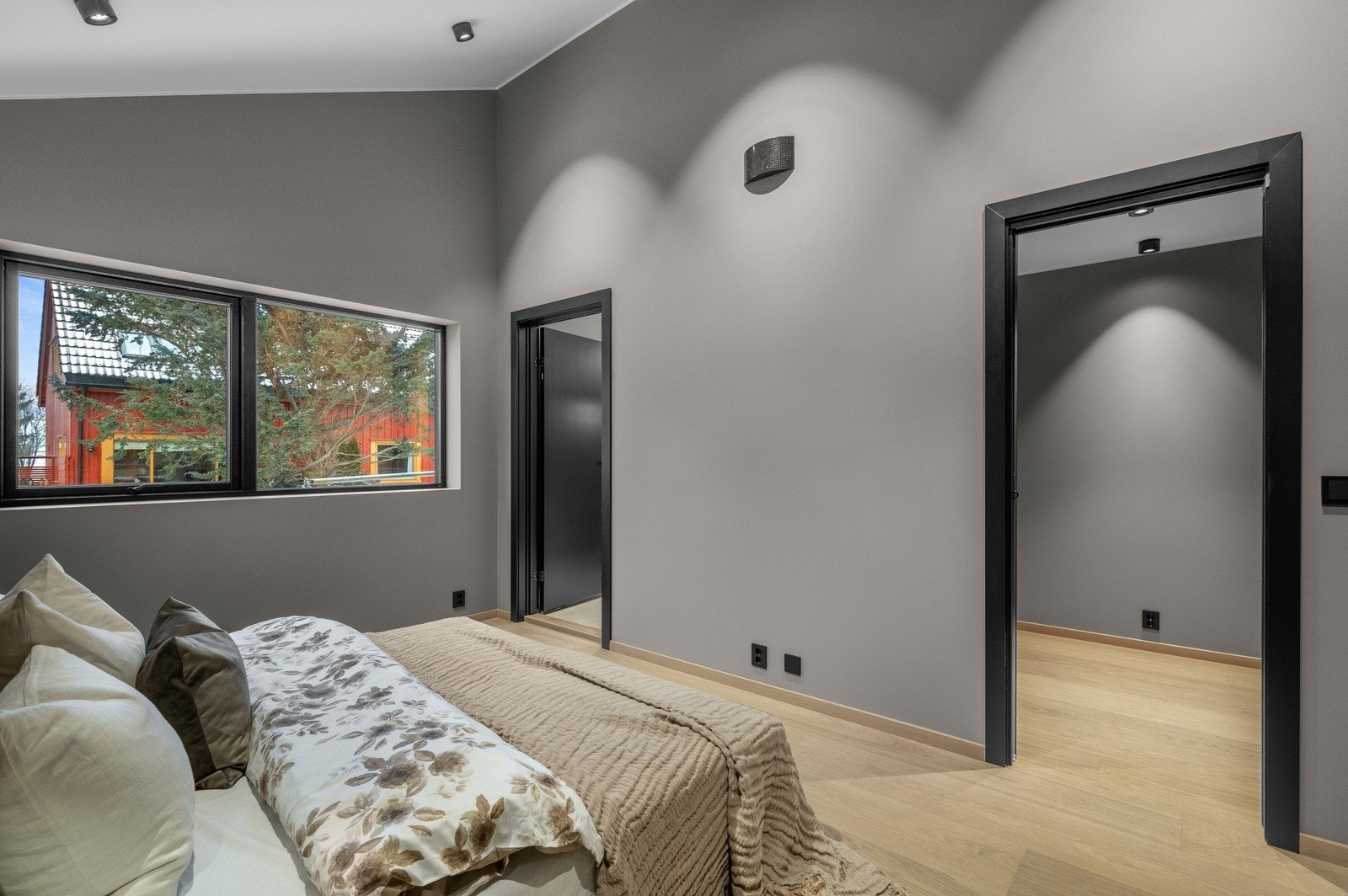 En suite-løsning i 2. etasje. Soverom på hele 15kvm med adkomst til "walk-in" og lekkert bad. Galleribilde