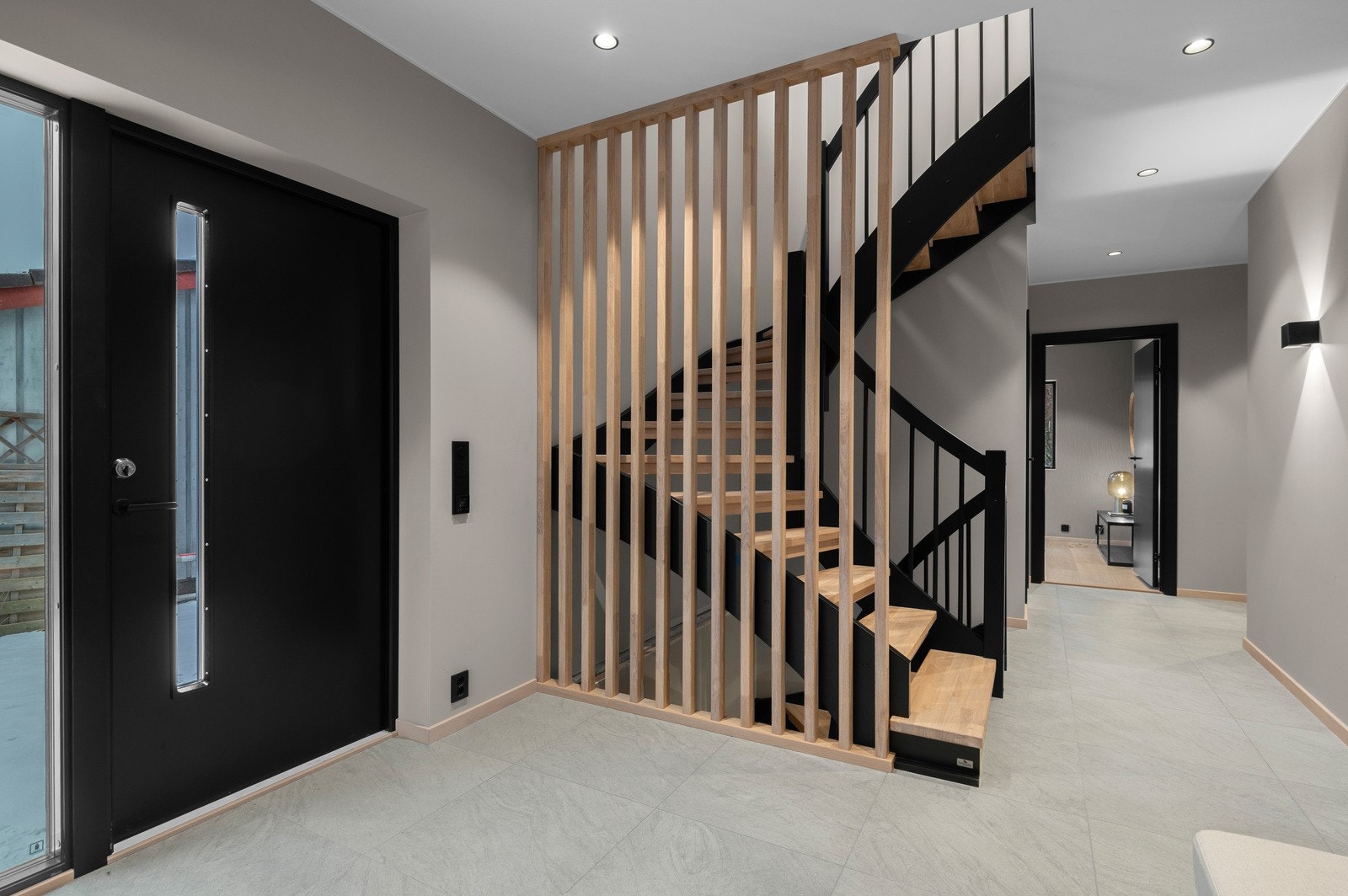 Du ønskes velkommen inn i en stor entré på hele 22kvm. Her er det adkomst til soverom, bad, wc, vaskerom og garasjen. Galleribilde