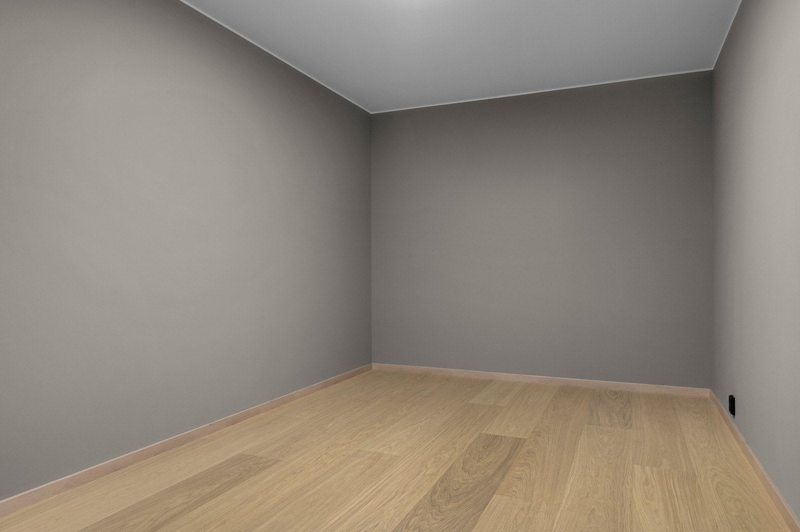 Fra entré er det adkomst ned til kjelleren. Der har du adkomst til 2 store boder på hhv. 15,5kvm og 7,5kvm. Her skal du ikke mangle lagring. Galleribilde