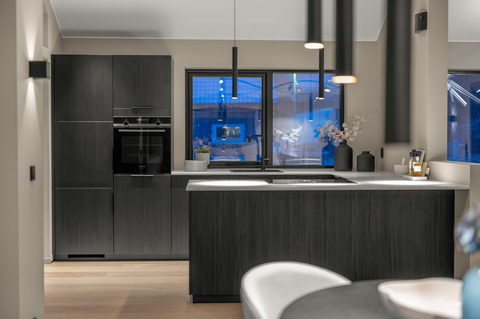 Flott Mobalpa kjøkken med Siemens hvitevarer. Galleribilde