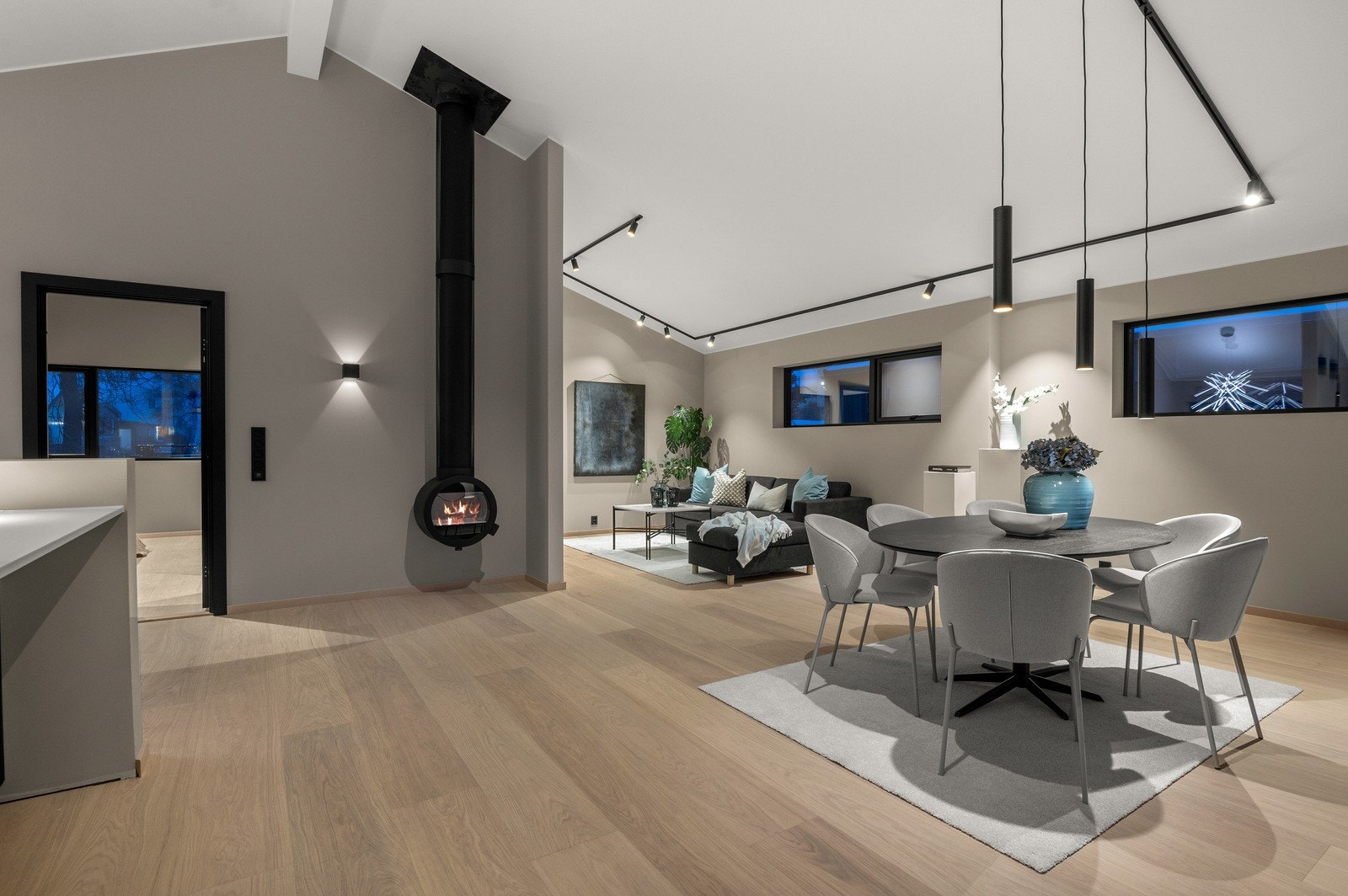 Boligen har gjennomgående eksklusive løsninger og materialvalg. Galleribilde