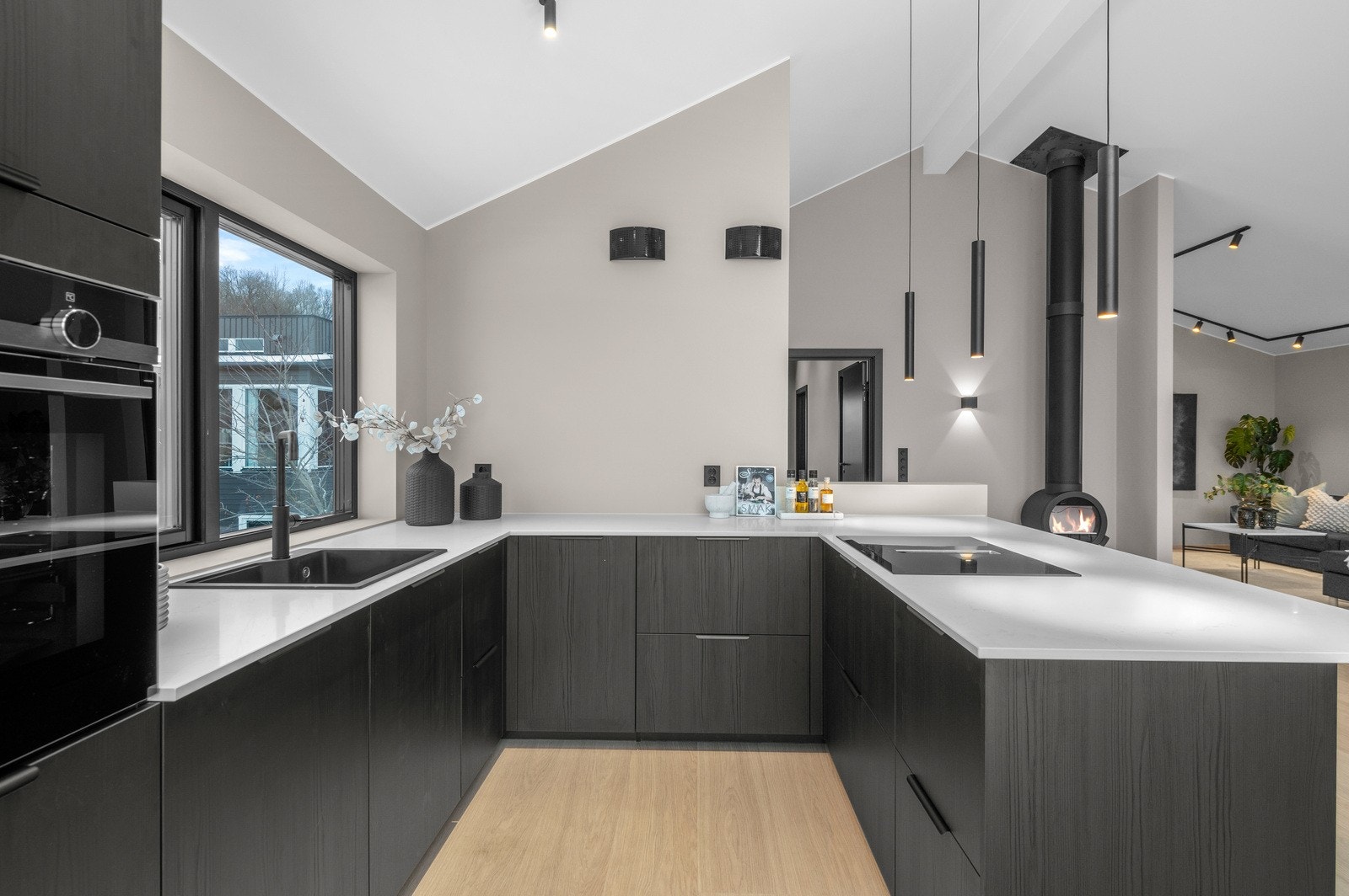 Kjøkkenet er perfekt plassert i hjørnet og nyter godt av de store vindusflatene. Galleribilde