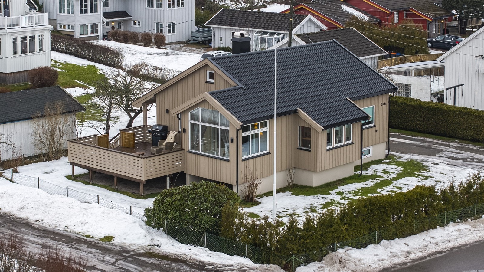 I hagen er det plass til å gjøre de fleste uteaktiviteter, og det er fine lekearealer for familiens minste i trygge omgivelser. Deler av tomten er også pent omkranset med hekk og eget gjerde. Galleribilde