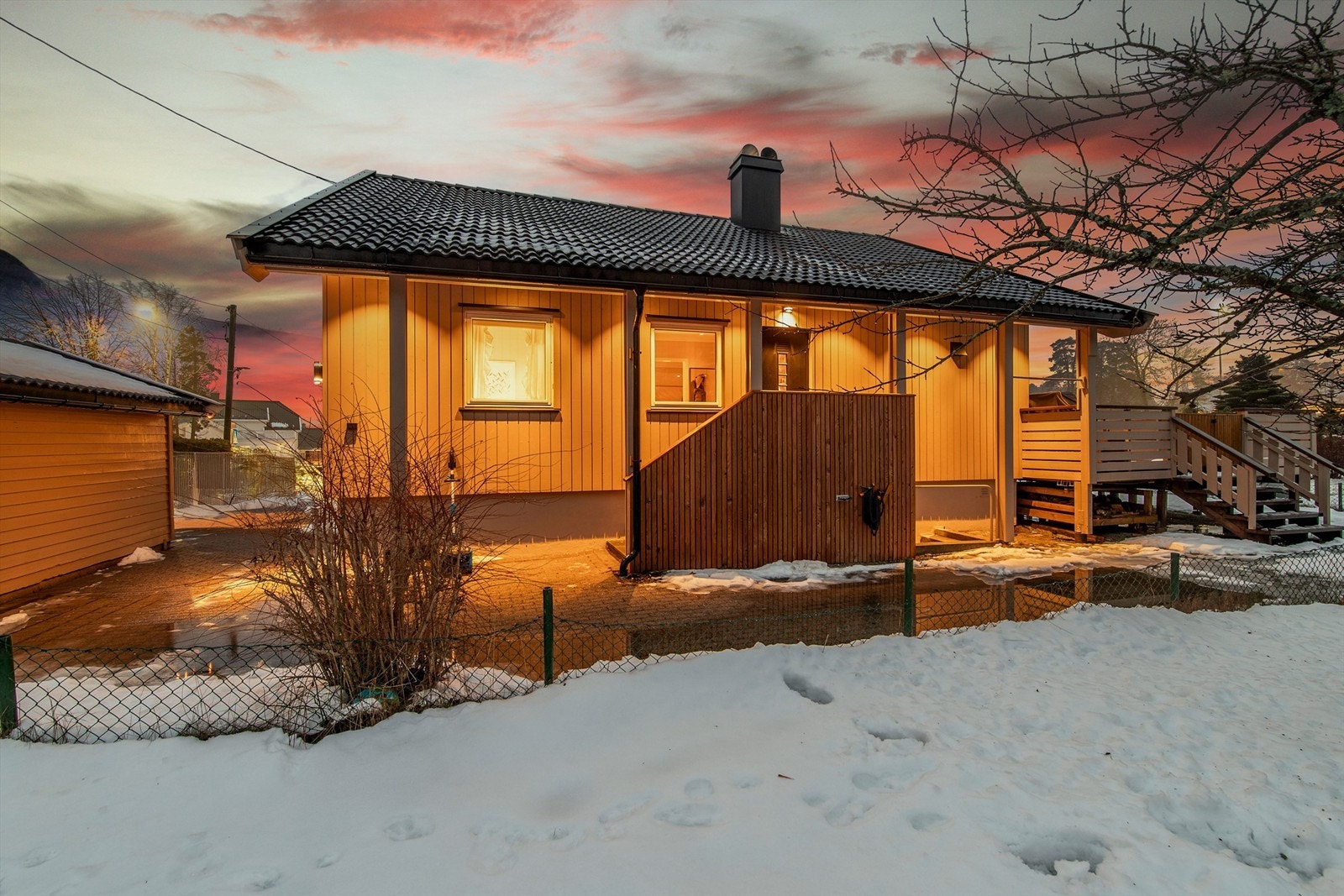 Selger opplyser at store deler av det elektriske er trukket nytt, og at innmat i sikringsskapet er byttet siden 2022. Det er montert nye utelys rundt hele huset. Galleribilde