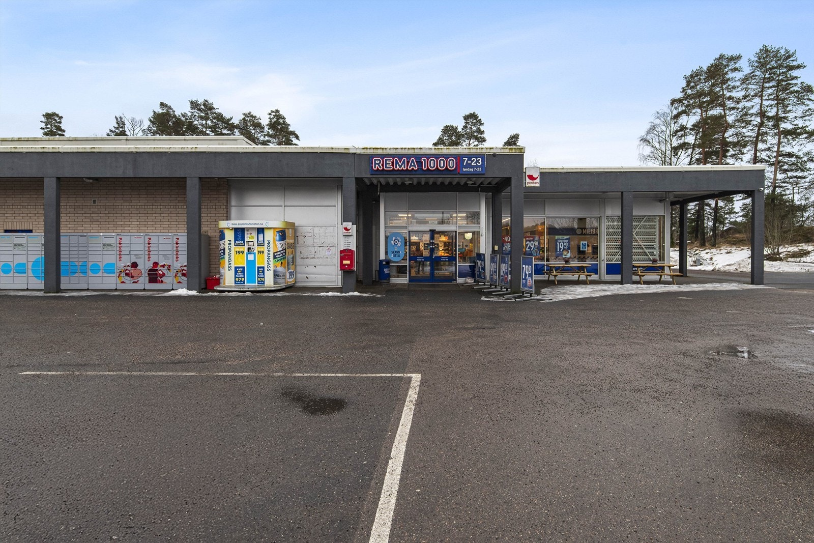Kort vei til Rema 1000 på Thorøya og Meny dagligvareforretning med rikt utvalg for hele familien. Her finnes også blomsterbutikk og apotek. Galleribilde