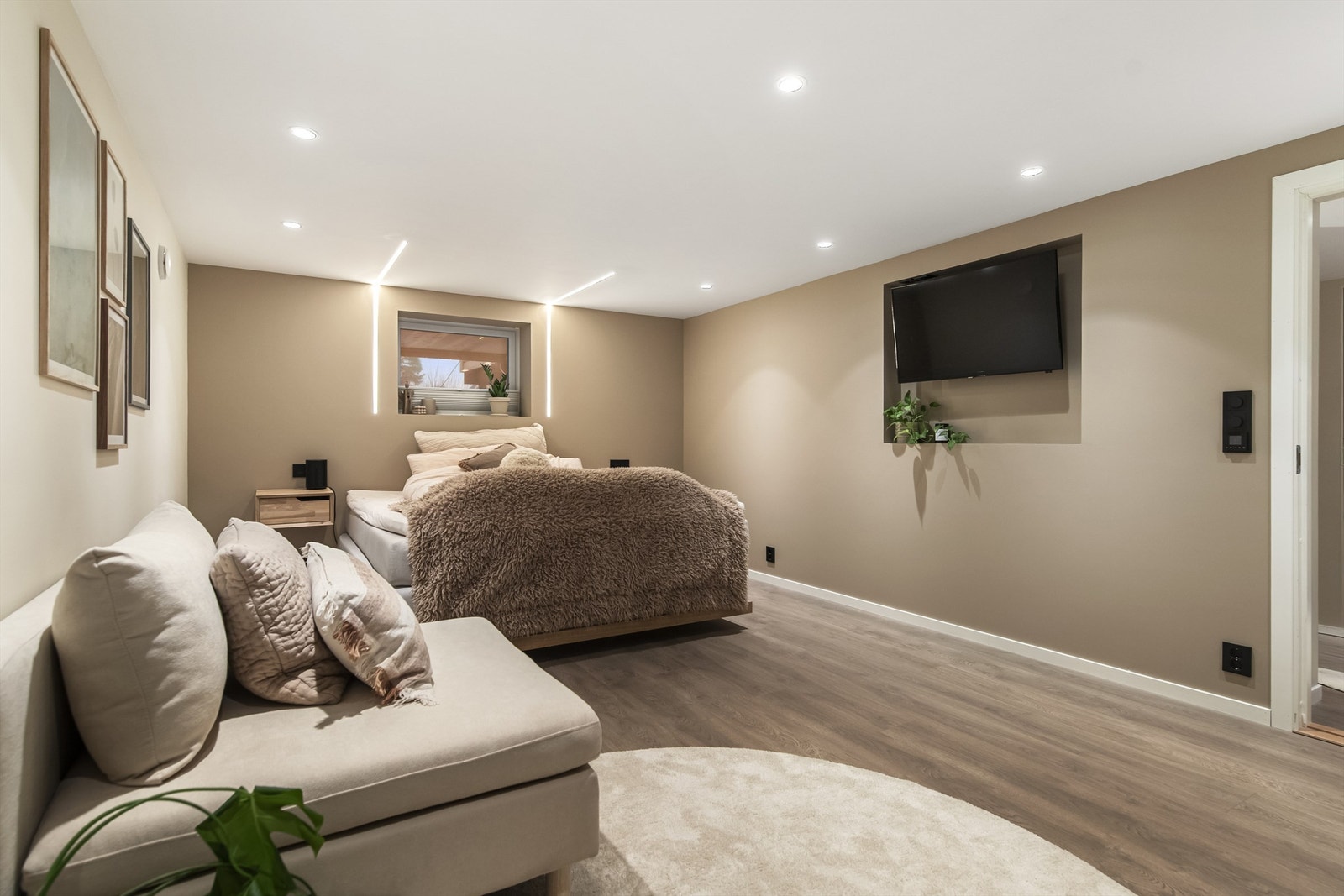 Det er lagt gulvvarme på alle soverom i kjelleren (varmefolie). Galleribilde