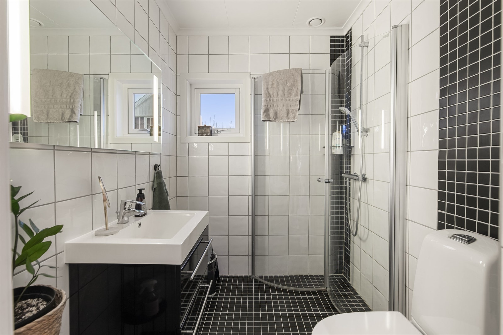 Flislagt bad i 1. etasje med varmekabler i gulv. Galleribilde