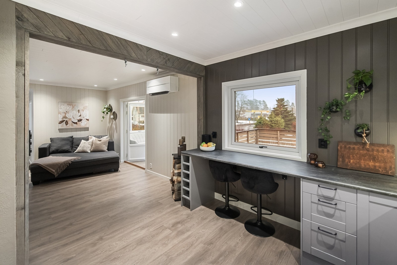 Kjøkkenet har også en praktisk barløsning. Perfekt for en rask matbit i en hektisk hverdag. Galleribilde