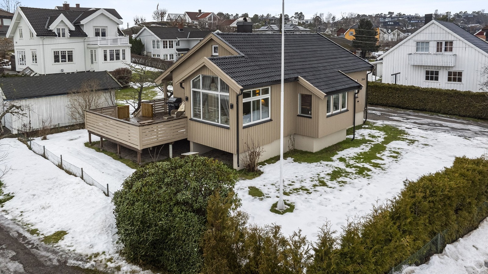 Boligen er påkostet og oppgradert de siste årene. Siden 2021 er det bl.a. montert nytt kjøkken, flere vinduer er byttet, det elektriske anlegget er oppgradert, etterisolering er utført og ny kledning montert. Galleribilde