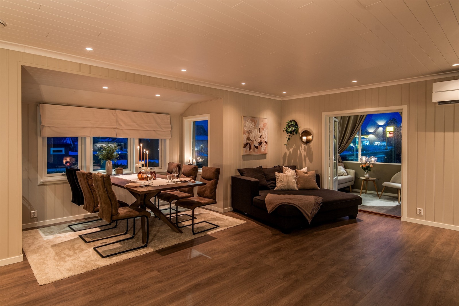 Stuen er lun og koselig innredet og det er rikelig med downlights. Galleribilde