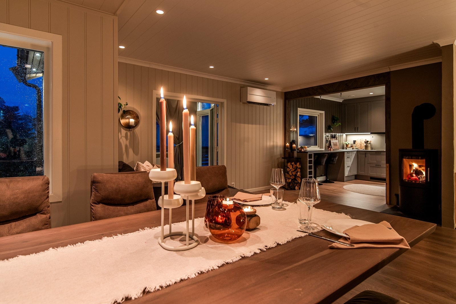 Det er montert både varmepumpe og peisovn i stuen. Pipen ble rehabilitert med nytt røykrør i stål i 2021. Boligens 1. etasje har også balansert ventilasjon med varmegjenvinner. Galleribilde