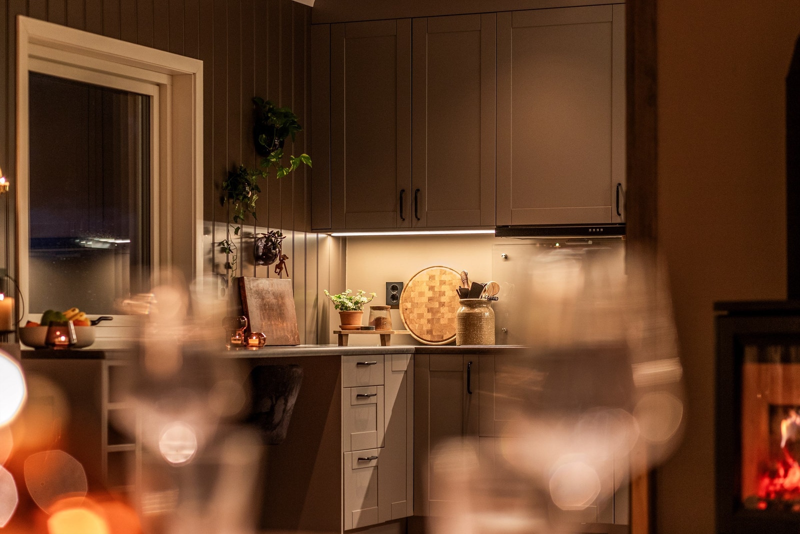 Kjøkken ligger i åpen løsning mot stuen. Så her kan du holde familiens kokk med selskap. Galleribilde