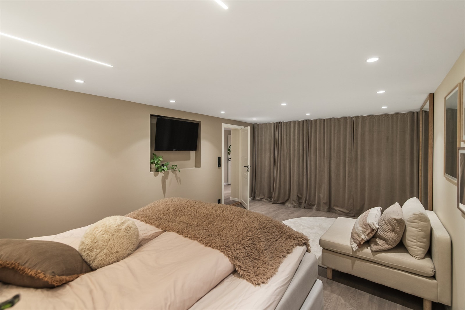 Rikelig med garderobeplass. Galleribilde