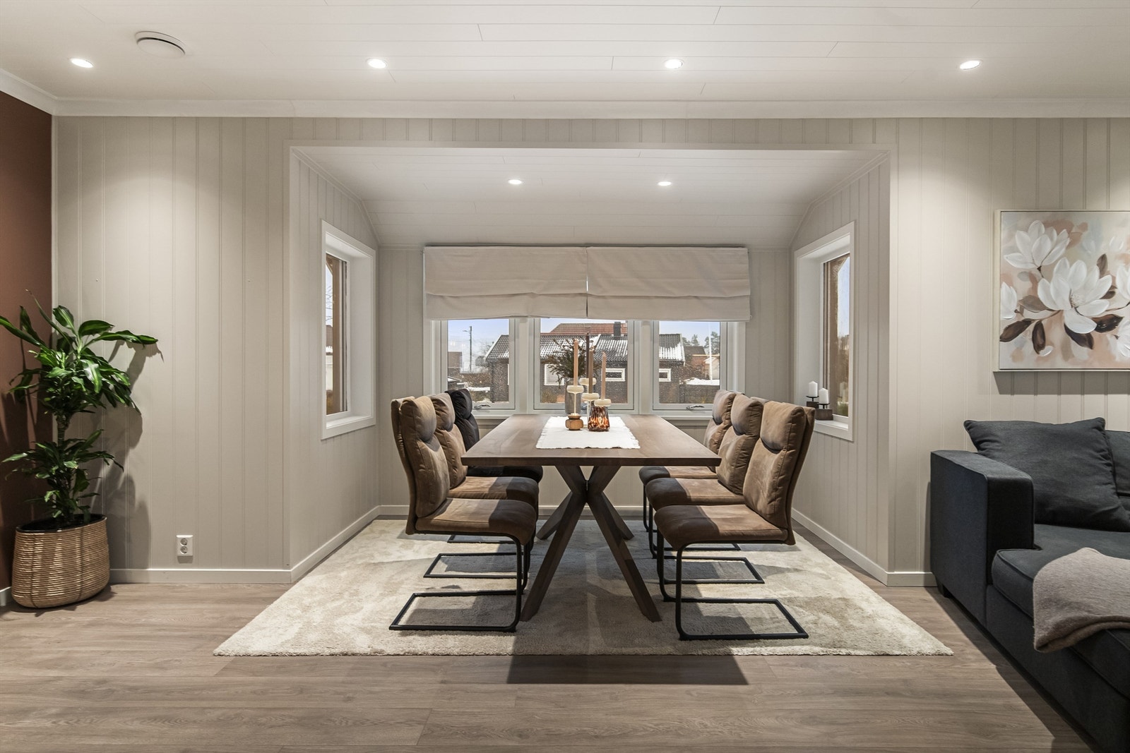 Rikelig med plass til stort langbord til hele familien. Galleribilde