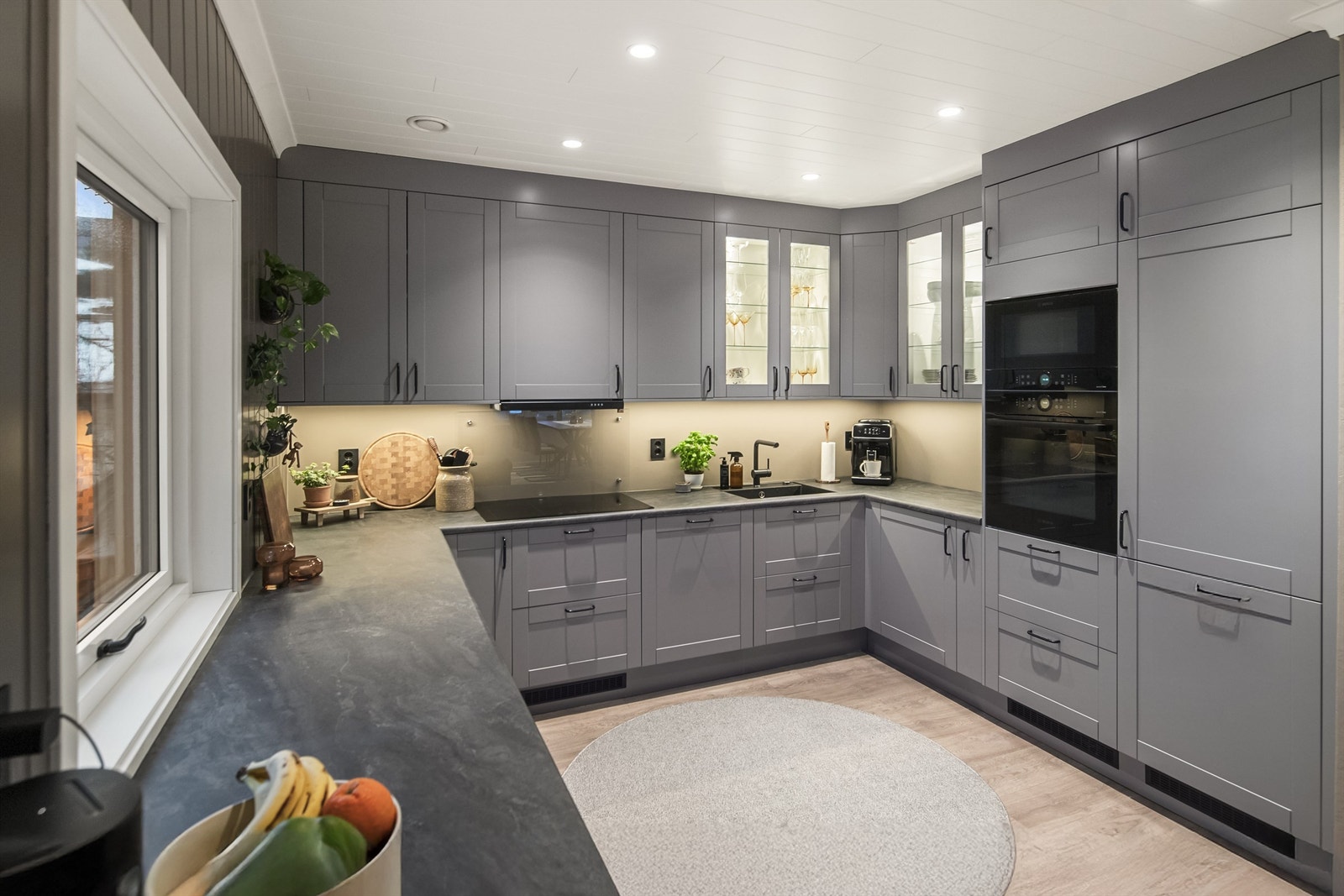 Nedfelt platetopp, integrert komfyr, mikrobølgeovn og kjøleskap (montert i høyskap) medfølger. Galleribilde