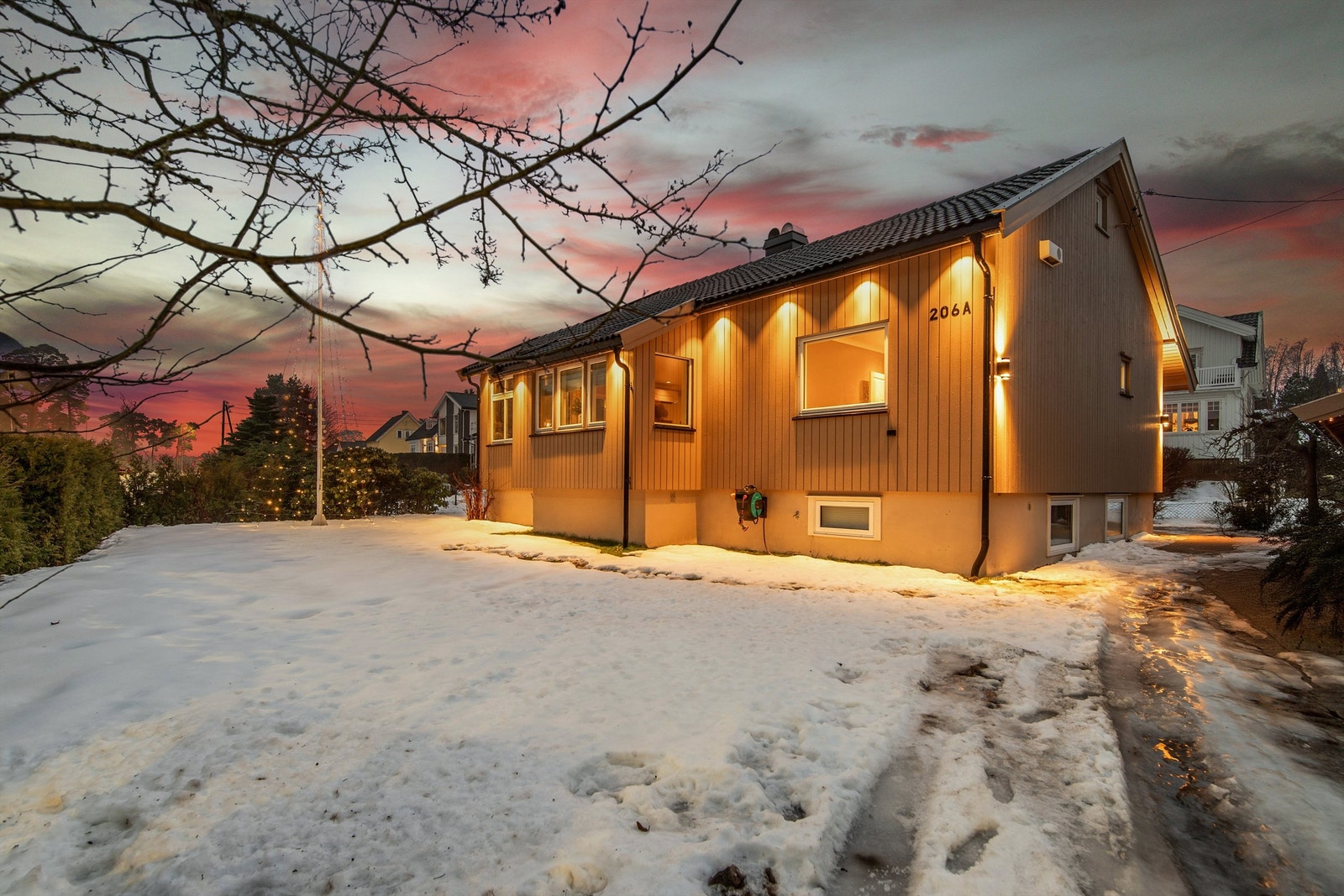 Det er rikelig med parkeringsplass i pent opparbeidet gårdsplass med belegningsstein, samt garasje. Galleribilde