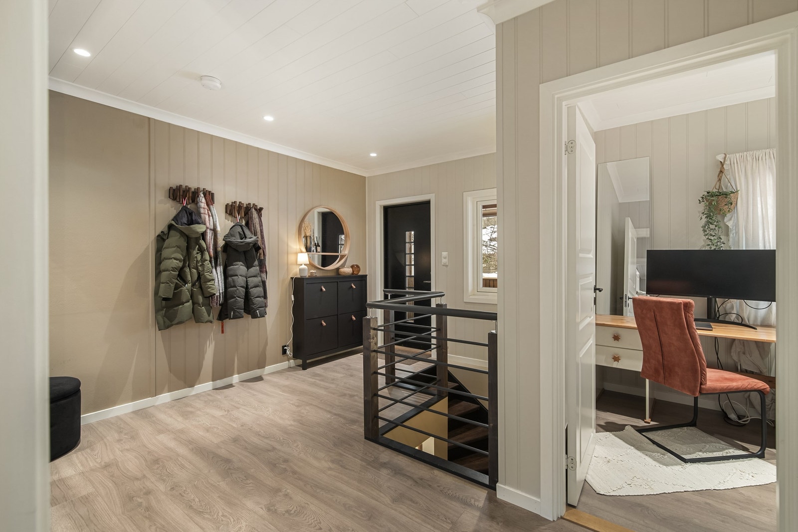 Romslig og lys gang. Det er rikelig med lagringsmuligheter på meget stort loft. Galleribilde