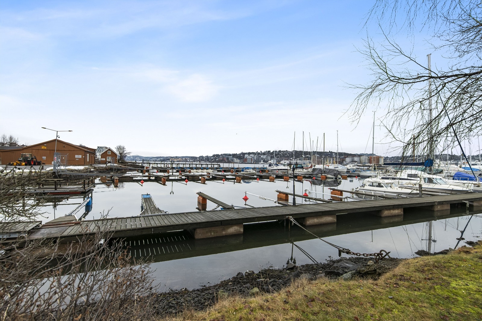 Det er kun en kort rusletur ned til sjøen og flere flotte rekreasjonsområder med både bademuligheter og flere bryggeanlegg. Galleribilde