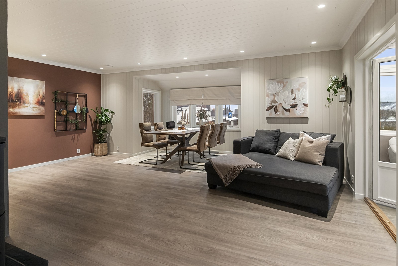 Lys og lekker stue med god plass. Galleribilde