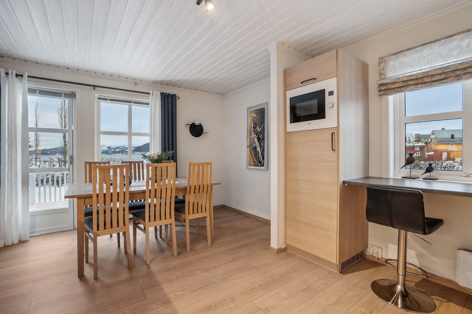 Fra spisestuen er det utgang til terrasse. Galleribilde