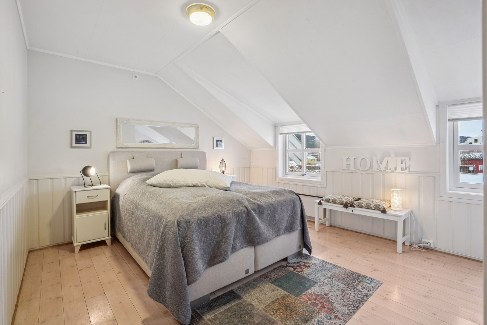 Her får man god plass til dobbeltseng og nødvendige møblementer. Galleribilde