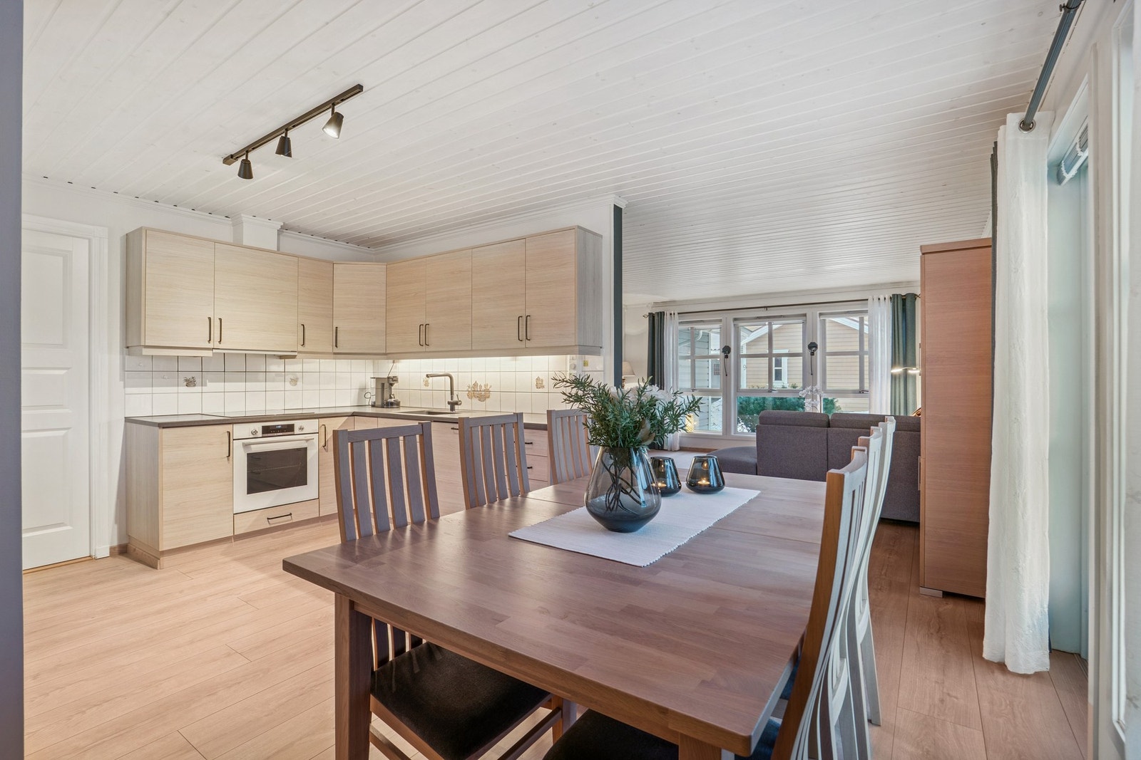 På kjøkkenet er det godt med skap-og benkeplass. Her får du også naturlig lysinnslipp inn. Galleribilde