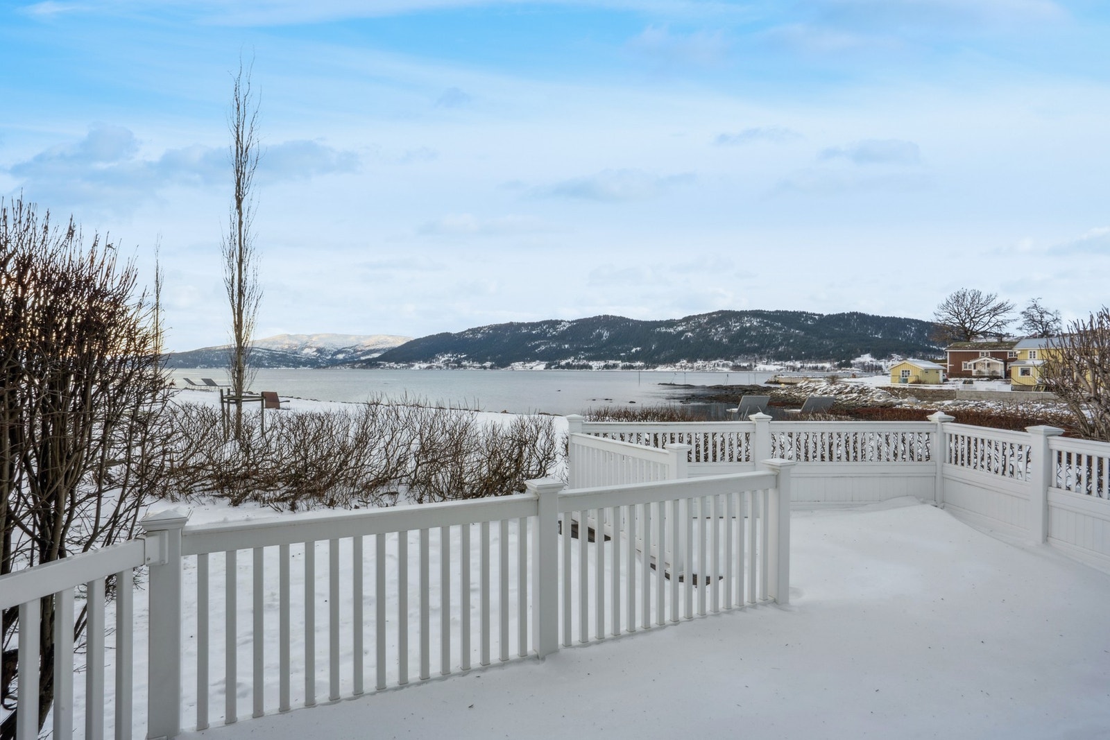 Fra boligens uteplass kan du nyte en nydelig og åpen utsikt mot Ranfjorden. Galleribilde